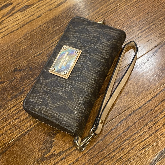 Michael Kors wristlet - Picture 8 of 8